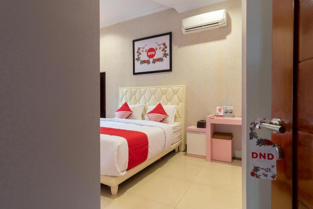 Oyo 619 Naufal Guest House Syariah Медан Екстер'єр фото