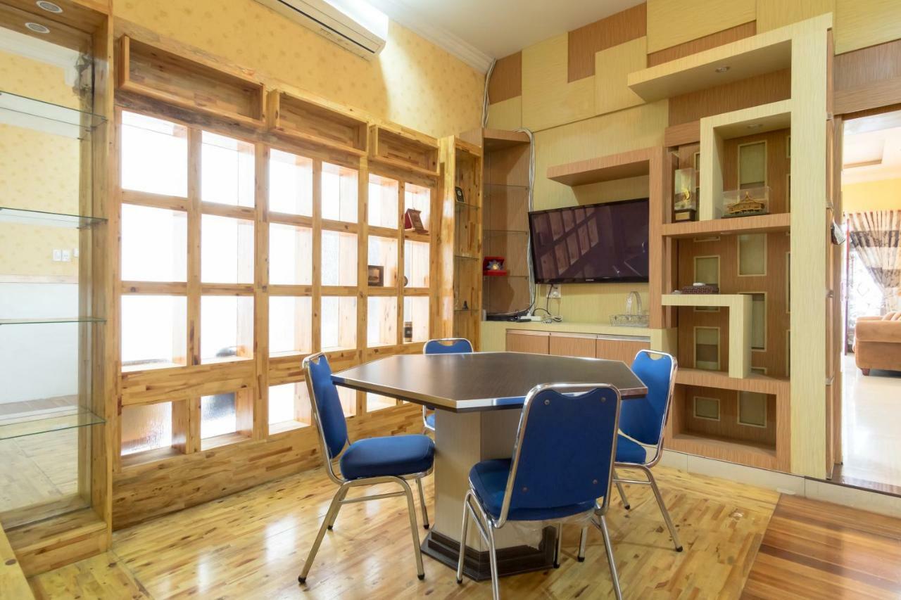 Oyo 619 Naufal Guest House Syariah Медан Екстер'єр фото