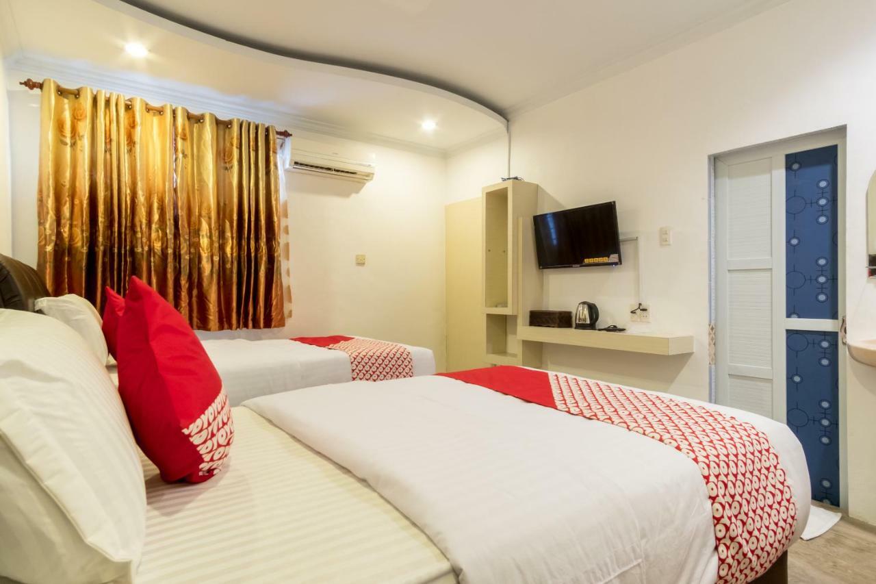 Oyo 619 Naufal Guest House Syariah Медан Екстер'єр фото